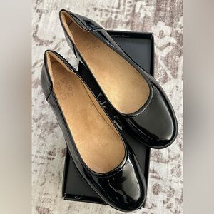 Naturalizer Women's Flexy Round Toe Ballet Flat Metallic Black 8M